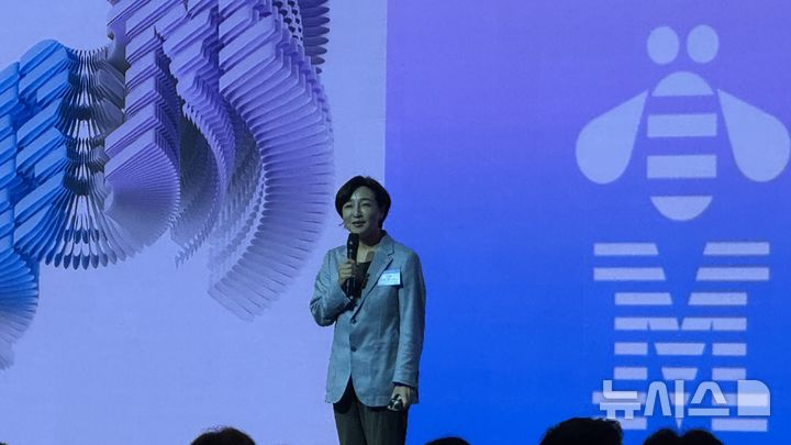 [서울=뉴시스] 윤정민 기자 = 이수정 한국IBM 사장이 16일 오전 서울 강남구 그랜드 인터컨티넨탈 서울 파르나스에서 열린 'IBM AI 서밋 코리아'에서 개회사를 하고 있다. 2025.09.16. alpaca@newsis.com