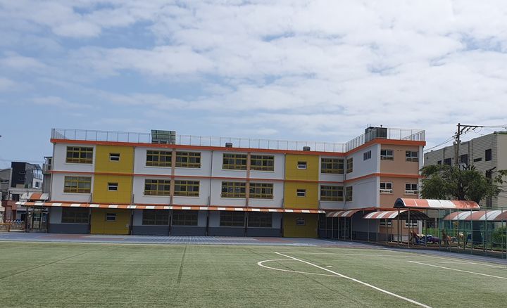 [통영=뉴시스] 신정철 기자= 경상남도통영교육지원청은 남포, 두룡, 유영, 인평, 진남, 충렬, 충무, 통영, 한려초등학교 등 총 9개 병설유치원을 통폐합해 가칭)두룡유치원 설립을 확정하고, 오는 2026년 3월 1일 개원을 위한 공사에 착수한다고 16일 밝혔다.사진은 가칭)두룡유치원 조감도.(사진=통영교육지원청 제공).2025.09.16. photo@newsis.com *재판매 및 DB 금지