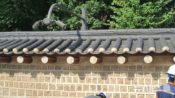 [서울=뉴시스] 15일 새벽 훼손된 종묘 담장 보수 작업 완료 (사진=국가유산청 제공) 2025.09.16. photo@newsis.com