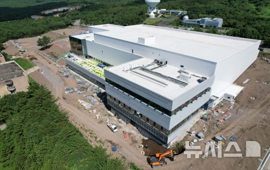 [제주=뉴시스] 제주 서귀포시 하원테크노캠퍼스에 신축중인 제주한화우주센터의 8월 공사현장 모습이다. 이 센터는 10월 준공한 후 월 4~8기의 초소형 위성을 만든다. (사진=제주도 제공) 2025.09.16. photo@newsis.com