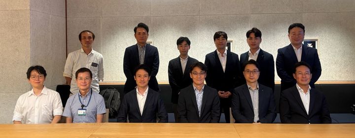 10일 일본 도쿄에서 진행된 팍스프로젝트 종료 보고회에서 케이뱅크 차대산 CTO(앞줄 왼쪽 네 번째)와 최재혁 디지털자산TF장(뒷줄 왼쪽 네 번째) 등 관계자들이 기념 촬영을 하고 있다. (사진=케이뱅크 제공) *재판매 및 DB 금지