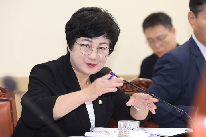 [거창=뉴시스] 거창군의회 제288회 임시회에서 표주숙의원이 조례의 취지에 대해 설명하고 있다. (사진=거창군의회 제공) 2025. 09. 16. photo@newsis.com *재판매 및 DB 금지