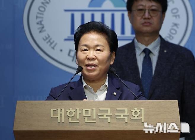 [서울=뉴시스] 김명년 기자 = 문정복 더불어민주당 의원이 23일 서울 여의도 국회 소통관에서 서울대 10개 만들기 법률 제정 촉구 기자회견을 열고 발언하고 있다. 2025.07.23. kmn@newsis.com