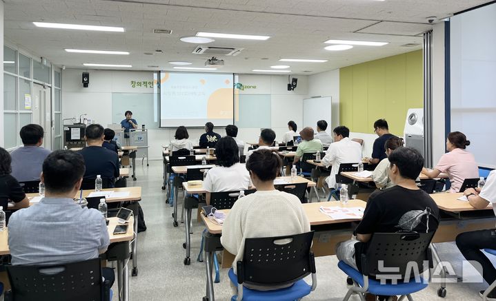 [제주=뉴시스] 귀농·귀촌인의 초기 정착 어려움을 해소하고 제주 지역과 농업에 대한 이해도를 높이기 위한 '2025년 귀농귀촌 기본교육' 모습. (사진=제주시 제공) 2025.09.16. photo@newsis.com *재판매 및 DB 금지