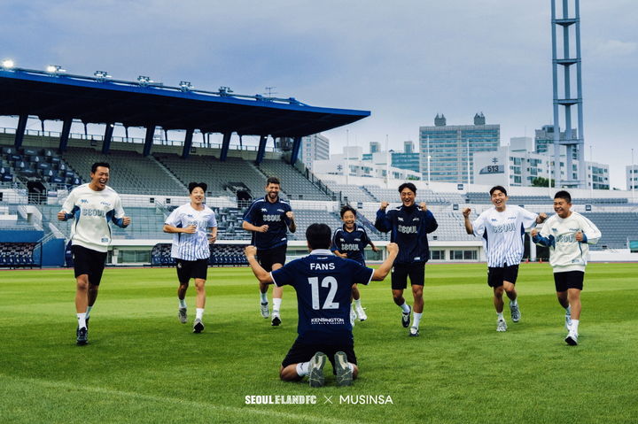 [서울=뉴시스] 프로축구 K리그2 서울 이랜드 X 무신사 화보. (사진=서울 이랜드 제공) *재판매 및 DB 금지