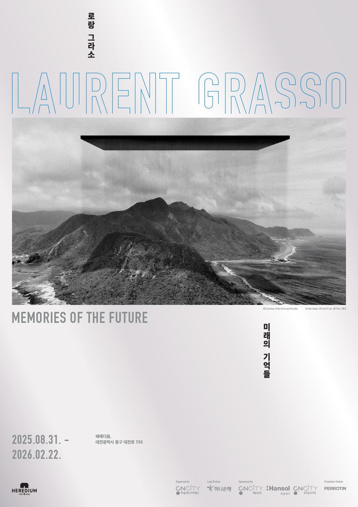 [대전=뉴시스]대전의 복합문화예술공간 헤레디움(HEREDIUM)이 프랑스 현대미술가 로랑 그라소(Laurent Grasso)의 개인전 '미래의 기억들(Memories of the Future)'을 전시한다. 로랑 그라소 개인전 포스터. 2025. 09. 16 photo@newsis.com&nbsp; *재판매 및 DB 금지