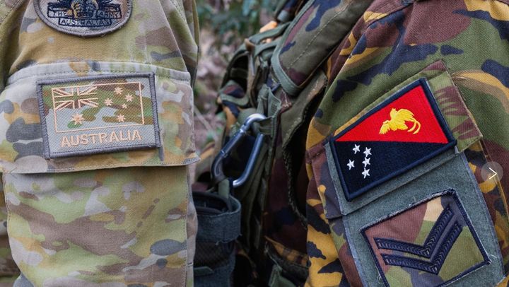 [타운즈빌=AP/뉴시스] 7월 21일 호주 타운즈빌의 탈리스만 세어버에서 훈련중인 호주 융군 병사(왼쪽)와 파푸아뉴기니 방위군 병사의 상징. 2025.09.16.&nbsp; *재판매 및 DB 금지