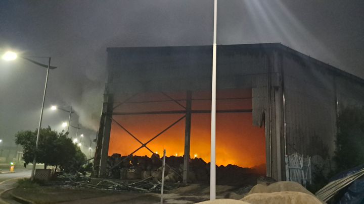 [광양=뉴시스] 전남 광양항 배후단지 물류 보관창고에서 화재가 발생해 사흘째 연소되고 있다. (사진=광양환경운동연합 제공) 2025.09.16. photo@newsis.com *재판매 및 DB 금지