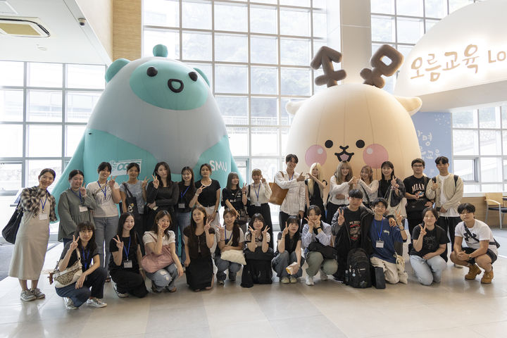 [서울=뉴시스] 상명대 국제 문화교류 행사에 참가한 한일 학생들이 기념사진을 촬영하고 있다. (사진=상명대 제공) 2025.09.16. photo@newsis.com&nbsp; *재판매 및 DB 금지