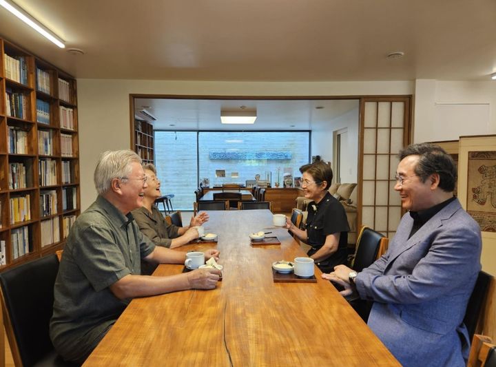 [뉴시스] 이낙연 새미래민주당 상임고문이 문재인 전 대통령이 머무는 평산을 찾아가 촬영한 사진을 SNS에 공유하면서 더불어민주당 내부에서 비판이 나오고 있다. 사진은 이 상임고문이 공개한 문 전 대통령 내외와 함께 찍은 사진. (사진 = 이낙연 페이스북 캡처) 2025.09.16. *재판매 및 DB 금지