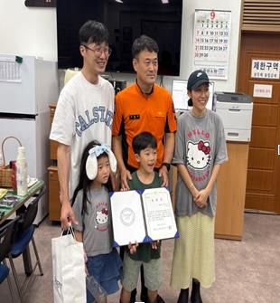 [광주=뉴시스] 아파트 화재 현장에서 시민을 구한 택배기사에게 표창 수여하는 광주 남부소방. (사진=광주 남부소방서 제공) 2025.09.16. photo@newsis.com *재판매 및 DB 금지