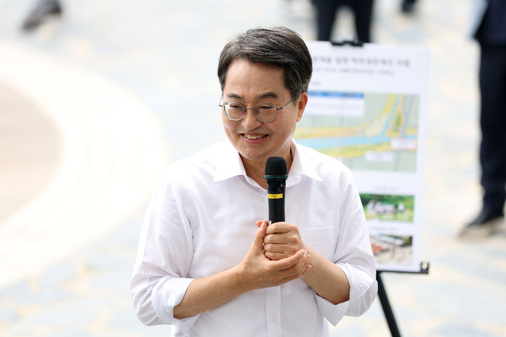 [수원=뉴시스] 16일 오전 국가정원 조성 예정지 현장방문을 위해 안양천쌍개울문화광장을 방문한 김동연 경기도지사가 인사말을 하고 있다. (사진=경기도 제공) 2025.09.16. photo@newsis.com *재판매 및 DB 금지