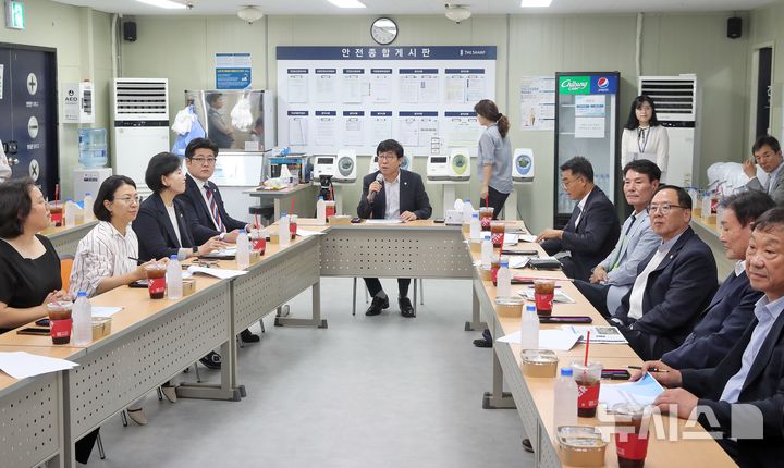 [전주=뉴시스]윤난슬 기자 = 전주시의회 도시건설위원회는 16일 기자촌 재개발 정비사업 현장을 방문해 공사 진행 상황과 안전관리 실태를 점검하고, 시 집행부 및 시공사 관계자들과 현안을 논의했다. (사진=전주시의회 제공) 2025.09.16. photo@newsis.com