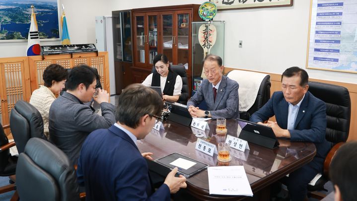 [창원=뉴시스] 강경국 기자 = 손태화 의장을 비롯한 경남 창원시의회 의장단이 16일 간담회를 갖고 있다. (사진=창원시의회 제공). 2025.09.16. photo@newsis.com *재판매 및 DB 금지