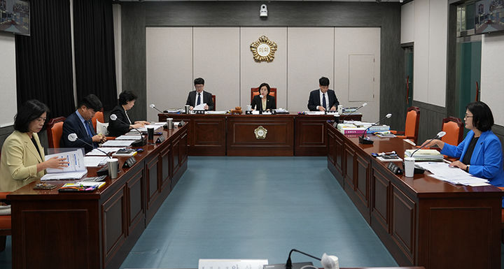 태백시의회는 16일 시의회 위원회실에서 제286회 태백시의회 임시회 제1차 조례심사특별위원회(위원장 최미영)를 열고 있다.(사진=태백시의회 제공) *재판매 및 DB 금지