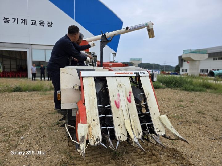 [양양=뉴시스] 양양군 농업기술센터가 벼 수확철 맞아 콤바인 임대사업에 앞서 교육을 진행하고 있다.(사진=양양군 제공)photo@newsis.com *재판매 및 DB 금지