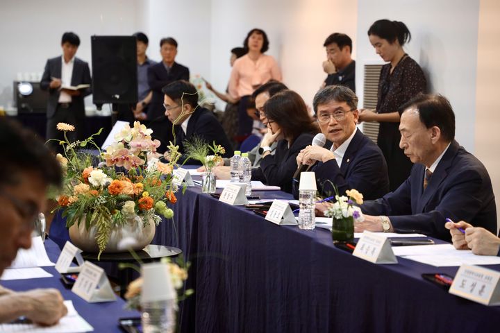 [울산=뉴시스] 구미현 기자 = 천창수 울산시교육감이 16일 충북 청주시 엔포드호텔에서 열린 최교진 사회부총리 겸 교육부 장관과 시도교육감의 고교학점제 개선 방안 간담회에서 학생과 교원에게 부담이 큰 최소 성취수준 보장 지도를 3년간 유예해 달라고 요청하고 있다. (사진=울산시교육청 제공) 2025.09.16. photo@newsis.com *재판매 및 DB 금지