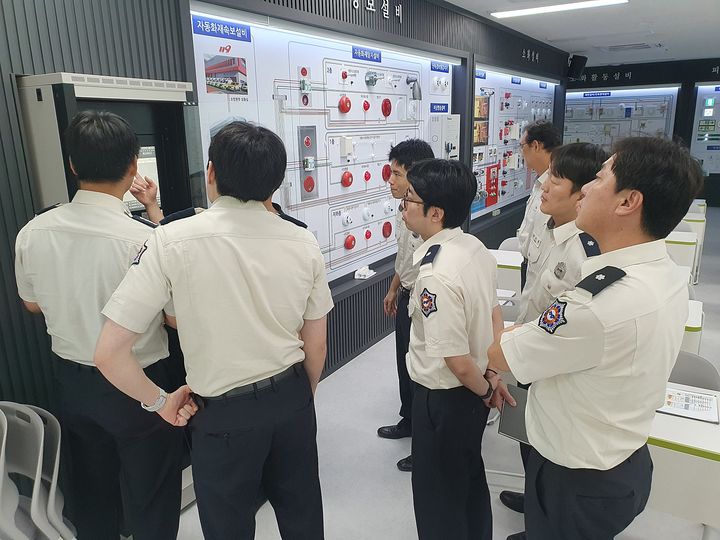 [대구=뉴시스] 대구강서소방서는 대구소방교육훈련센터 내 소방시설 실습실에서 예방안전과 직원을 대상으로 직무역량 강화를 위한 교육을 실시했다. (사진=대구 강서소방서 제공) 2025.09.16. photo@newsis.com *재판매 및 DB 금지