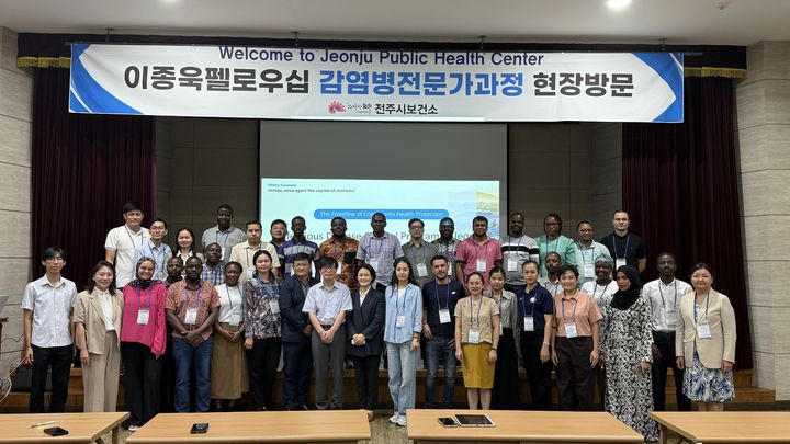 [서울=뉴시스] GC녹십자의료재단 '이종욱펠로우십 감염병 전문가 과정' 연수단 현장학습 단체사진 (사진=GC녹십자의료재단 제공) 2025.09.16. photo@newsis.com *재판매 및 DB 금지