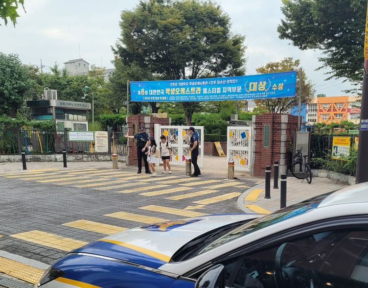 [진주=뉴시스]진주경찰서, 초등학교 주변 가시적인 경찰 활동.(사진=진주경찰서 제공).2025.09.16.photo@newsis.com *재판매 및 DB 금지