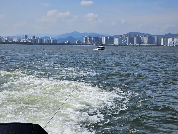 [부산=뉴시스] 16일 오후 부산앞바다의 한 모래톱에 좌주된 모터보트 A호(2.9t)가 해경에 의해 구조되고 있다. (사진=부산해양경찰서 제공) 2025.09.16. photo@newsis.com *재판매 및 DB 금지