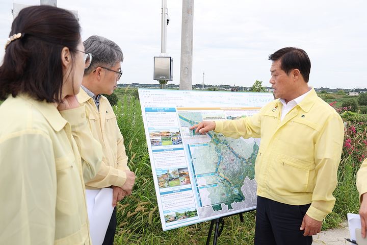 [정읍=뉴시스] 지난 15일 이학수 정읍시장(오른쪽)이 '동진강 회복 프로젝트' 사업 현장에서 시 관계자들에게 철저한 사업추진을 당부하고 있다. *재판매 및 DB 금지