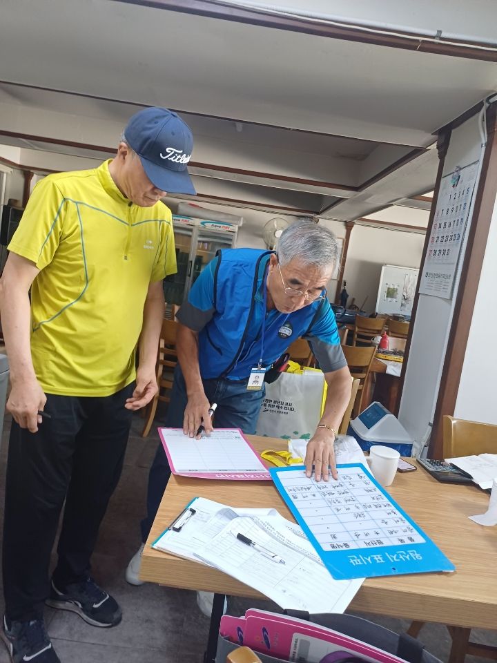 [안산=뉴시스] 경기 안산시 위생정책과 관계자가 휴게음식점의 원산지 표시 이행여부를 점검하고 있다. (사진=안산시 제공) 2025.09.16. photo@newsis.com *재판매 및 DB 금지