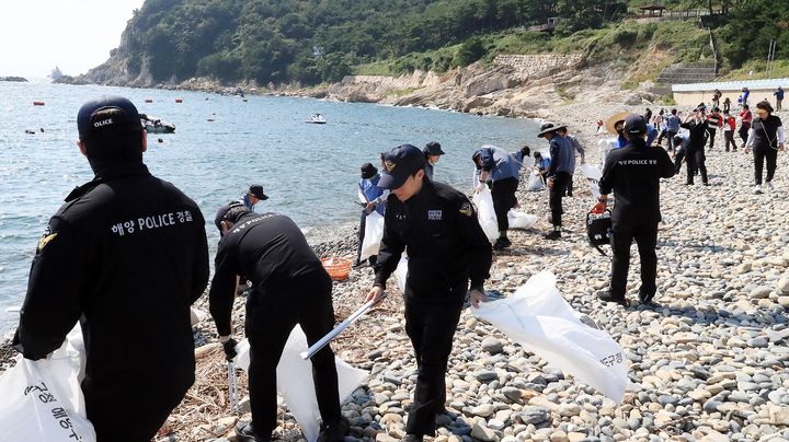 [부산=뉴시스] 16일 오후 영도구 감지해변 일원에서 제25회 국제연안정화의 날을 기념해 민·관 합동 환경 정화 활동이 진행되고 있다. (사진=부산해양경찰서 제공) 2025.09.16. photo@newsis.com *재판매 및 DB 금지