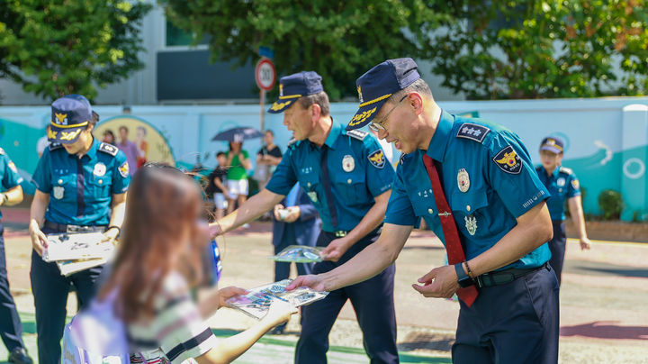 [부산=뉴시스] 16일 부산진구 연지초등학교에서 김수환 부산경찰청장이 학교 통학로 주변 치안 점검 활동을 진행하고 있다. (사진=부산경찰청 제공) 2025.09.16. photo@newsis.com *재판매 및 DB 금지