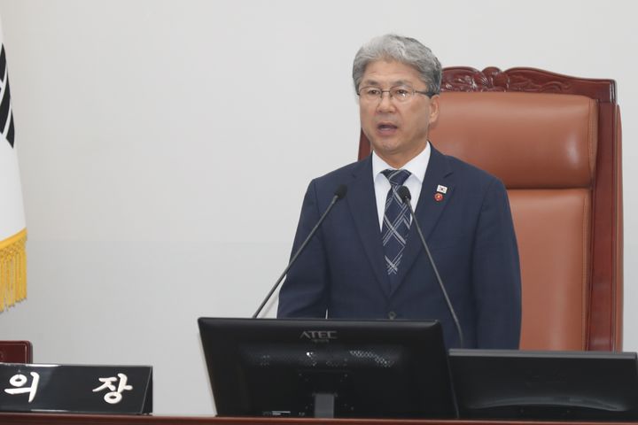 [제주=뉴시스] 이상봉 제주도의회 의장이 16일 오후 제주도의회 본회의장에서 열린 제442회 임시회 제2차 본회의에서 폐회사를 하고 있다. (사진=제주도의회 제공) 2025.09.16. photo@newsis.com *재판매 및 DB 금지