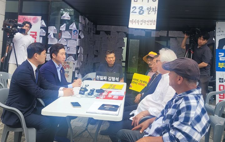 [천안=뉴시스] 최영민기자=16일 충남 천안시 목천읍 독립기념관에서 28일째 관장실 점거 농성을 벌이고 있는 역사독립국민행동 등 단체들이 현장을 방문한 국회의원들을 면담하고 있다. 2025.09.16 ymchoi@newsis.com *재판매 및 DB 금지