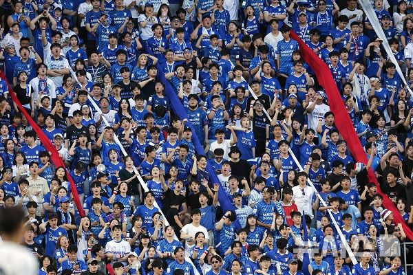 [서울=뉴시스]K리그2 수원, 풀 스타디움·플러스 스타디움상 2관왕. (사진=한국프로축구연맹 제공)