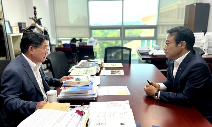 [남원=뉴시스] 지난 15일 남원시의 내년도 정부예산 확보차 국회를 방문한 최경식 남원시장(오른쪽)이 지역구 박희승 국회의원(왼쪽)을 만나 시 주요사업에 대한 협조를 요청하고 있다. *재판매 및 DB 금지