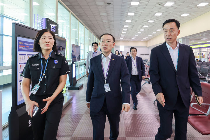 [대구=뉴시스] 지난 2025년 9월16일 이명구(가운데) 관세청장이 대구국제공항을 찾아 '경주 아시아태평양경제협력체(APEC) 정상회의' 참석자의 원활한 입·출국과 안전한 회의 개최를 위한 준비상황을 점검하고 있다. 이날 이 청장은 "대구국제공항은 김해국제공항의 혼잡 또는 기상변수에 대비할 수 있는 요충지"라며 "사회안전을 담보하면서 신속한 통관이 이뤄질 수 있도록 총력을 기울여 달라"고 말했다. (사진=뉴시스 DB). photo@newsis.com *재판매 및 DB 금지