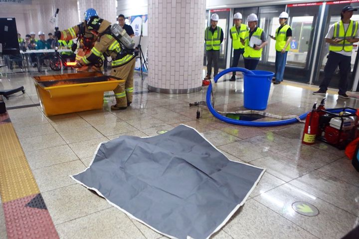 [대전=뉴시스]대전교통공사는 도시철도 22개 전 역사에 개인 이동형 배터리 화재대응 전용물품을 배치했다. 2025. 09. 16 photo@newsis.com *재판매 및 DB 금지