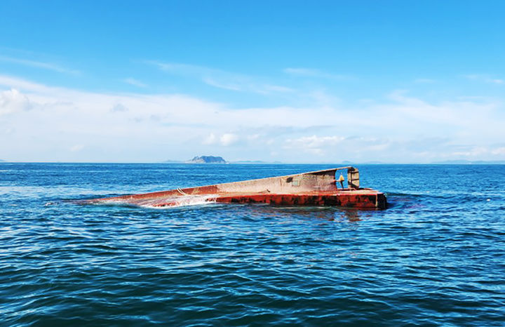 [목포=뉴시스]16일 오후 전남 진도군 병풍도 남동방 약 9㎞ 해상에서 7명이 탄 24t급 근해안강망 어선이 전복돼 있다. (사진=목포해경 제공) 2025.09.16. photo@newsis.com *재판매 및 DB 금지