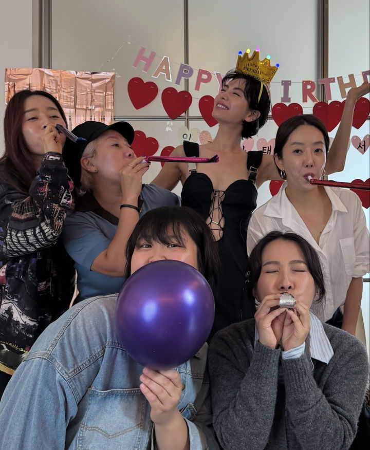 [서울=뉴시스] 그룹 애프터스쿨 출신 배우 나나가 지인과 생일파티를 즐기고 있다. (사진=나나 인스타그램 캡처) 2025.09.16. photo@newsis.com *재판매 및 DB 금지