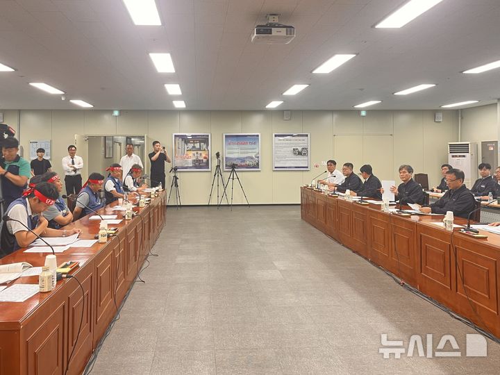 [부산=뉴시스] 진민현 기자 = 민주노총 공공운수노조 소속 부산지하철노동조합과 부산교통공사가 16일 오후 5시 부산 금정구 노포차량기지 회의실에서 최종 교섭을 진행하고 있다. 2025.09.16 truth@newsis.com