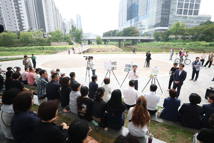 [수원=뉴시스] 16일 오전 국가정원 조성 예정지 현장 방문을 위해 안양천쌍개울문화광장을 방문한 김동연 경기도지사가 인사말을 하고 있다. (사진=경기도 제공) 2025.09.16. photo@newsis.com *재판매 및 DB 금지