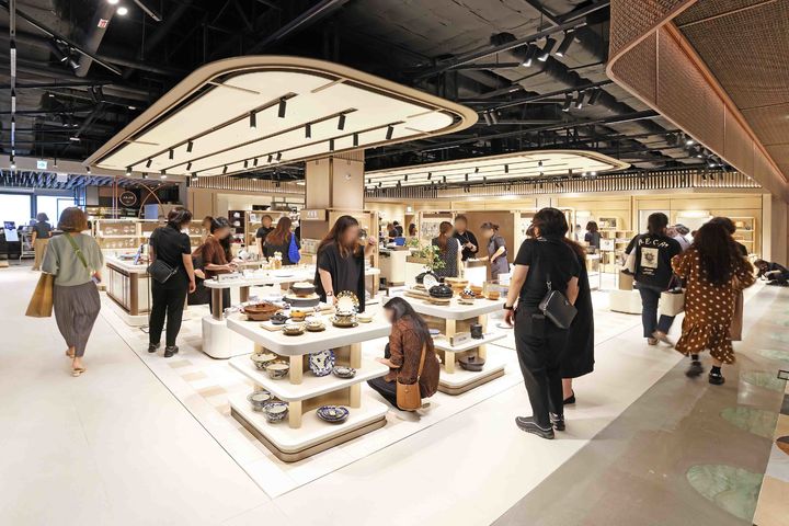 [서울=뉴시스] 신세계백화점은 강남점 9층에 위치한 생활전문관 '키친&테이블웨어 존’을 10년 만에 재단장했다고 17일 밝혔다.(사진=신세계백화점 제공) *재판매 및 DB 금지