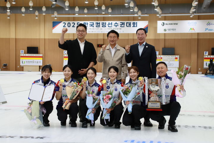 [수원=뉴시스] 경기도청 컬링팀이 지난 6월27일 의정부컬링경기장에서 진행된 '2025 한국컬링선수권대회'에서 우승을 차지하고 기념 촬영을 하고 있다. (사진=경기도체육회 제공) 2025.09.16. photo@newsis.com *재판매 및 DB 금지