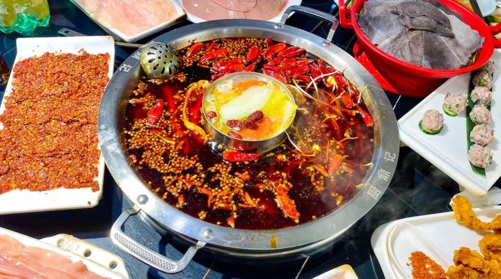 [서울=뉴시스]중국 상하이의 유명 훠궈 식당에서 훠궈 냄비에 오줌을 눈 10대 소년 2명과 이들의 부모에 대해 상하이 법원이 지난 12일 중국 요식업체 2곳에 220만 위안(약 4억2700만원)을 배상하라고 명령했다고 BBC가 16일 보도했다.사진은 훠궈 요리 모습. <사진 출처 : 뉴질랜드 1뉴스>