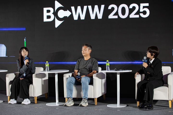 [서울=뉴시스] 16일 서울 삼성 코엑스에서 열린 'BCWW 2025' 스페셜 세션 '두 거장이 그린 K드라마, 세계를 향한 이야기'에 참석한 김은희 작가(왼쪽부터), 강윤성 감독, 방송인 송은이 (사진=한국콘텐츠진흥원 제공) 2025.09.16 photo@newsis.com *재판매 및 DB 금지