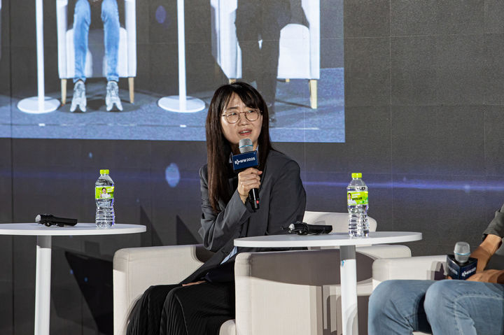 [서울=뉴시스] 16일 서울 삼성 코엑스에서 열린 'BCWW 2025' 스페셜 세션 '두 거장이 그린 K드라마, 세계를 향한 이야기'에 참석한 김은희 작가(사진=한국콘텐츠진흥원 제공) 2025.09.16 photo@newsis.com *재판매 및 DB 금지