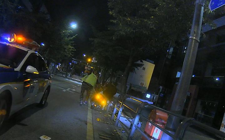 [서울=뉴시스]16일 서울 서대문경찰서는 20대 남성 A씨를 도로교통법 위반(음주운전), 특수공무집행방해, 특수폭행 혐의로 불구속 입건했다고 밝혔다.(사진=독자제공) 2025.09.16 photo@newsis.com *재판매 및 DB 금지