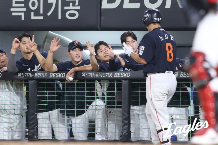 [서울=뉴시스] 프로야구 한화 이글스 노시환이 16일 대전 한화생명볼파크에서 열린 2025 신한 쏠뱅크 KBO리그 KIA 타이거즈와의 경기에서 홈런을 친 뒤 동료들의 축하를 받고 있다. (사진=한화 이글스 제공) 2025.09.16. *재판매 및 DB 금지