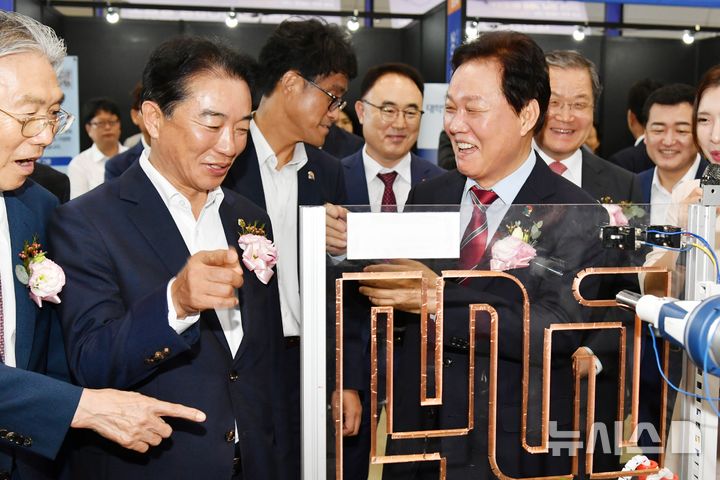 [창원=뉴시스]16일 창원컨벤션센터에서 열린 일자리 종합박람회 '2025 경남 잡 퀘스트(JOB Quest)' 개막식 후 박완수 도지사, 최학범 도의회 의장 등이 전시 부스 앞에서 활짝 웃고 있다.(사진=경남도의회 제공)2025.09.16. photo@newsis.com