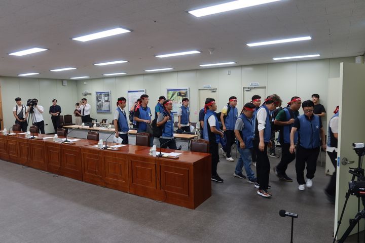 [부산=뉴시스] 부산교통공사 노조가 16일 오후 3시 부산 금정구 노포차량기지 회의실에서 열린 임금단체협상 최종교섭에서 이병진 공사 사장이 나타나지 않아 교섭장을 떠나고 있다. (사진=부산교통공사 제공) 2025.09.16. photo@newsis.com *재판매 및 DB 금지