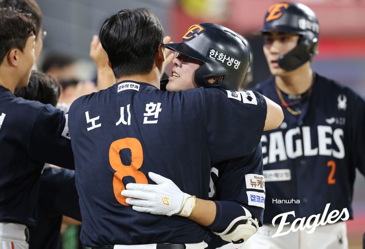 [서울=뉴시스] 프로야구 한화 이글스 안치홍이 16일 광주-기아챔피언스필드에서 열린 2025 신한 쏠뱅크 KBO리그 KIA 타이거즈와의 경기에서 홈런을 친 뒤 노시환의 축하를 받고 있다. (사진=한화 이글스 제공) 2025.09.16. *재판매 및 DB 금지