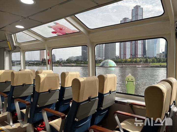 [서울=뉴시스]한강버스 내부.